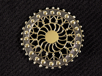 Kiauraraštė segė su antropomorfiniu motyvu. Pagal radinį iš Lazdininkų, Kretingos raj. IIIa.